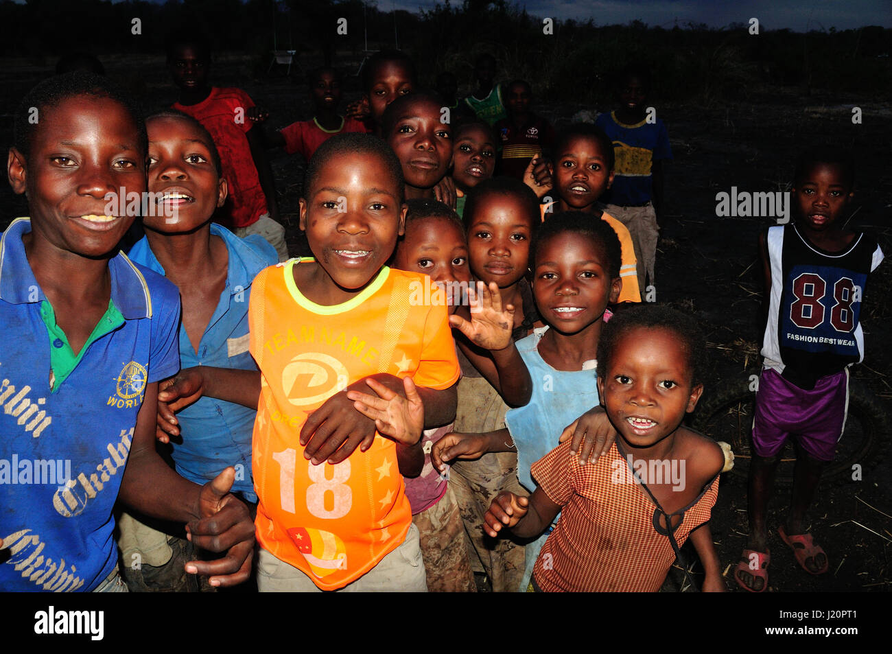 Malawische Kinder nachts Stockfoto