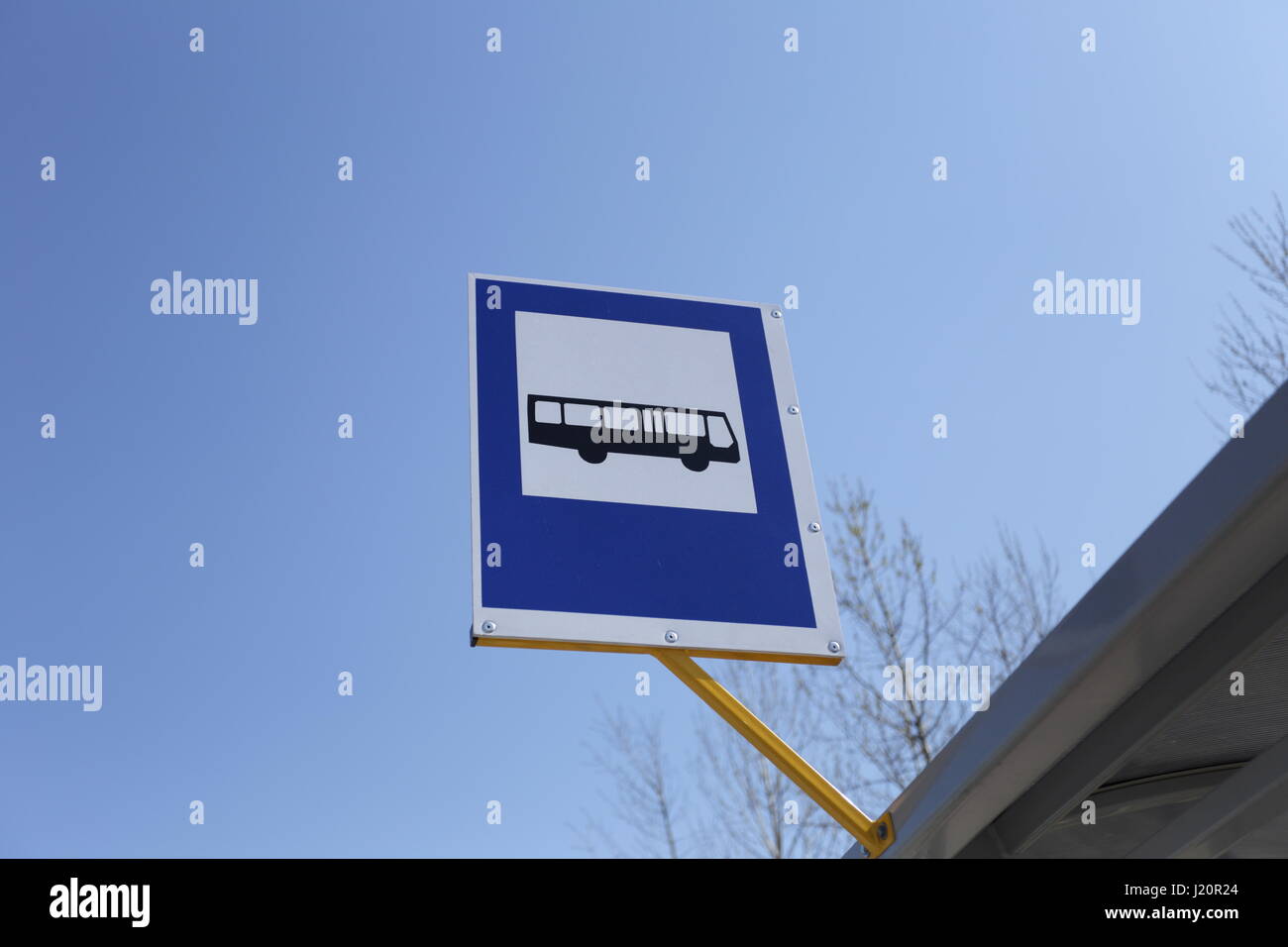 Bushaltestelle-Verkehrszeichen auf dem Dach der Bushaltestelle. Stockfoto