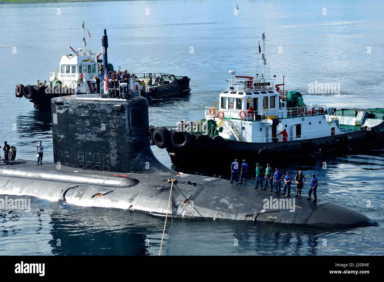 Zwei Schlepper helfen US Navy Virginia-Klasse schnell-Angriff u-Boot USS Texas am Hafen von Subic Bay 10. November 2011 in Subic Bay, Philippinen festmachen.   (Foto von Chris Williamson EURO1 Navy über Planetpix) Stockfoto