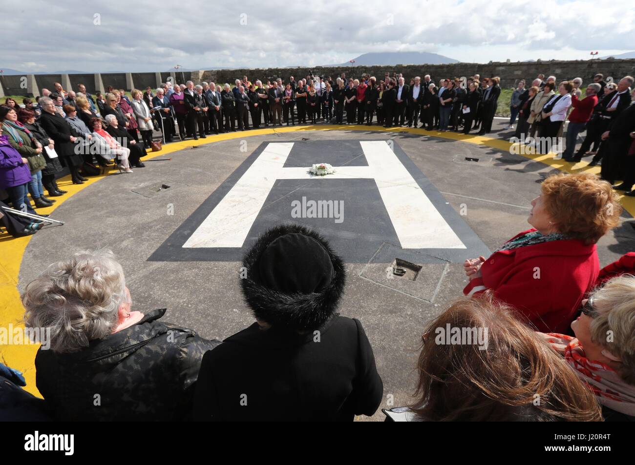 Ein Kranz vorgesehenen Rosscommon Sonnenwende Chor für die Besatzung des Hubschraubers Irish Coast Guard Rescue 116 auf dem Hubschrauberlandeplatz im Hafen von Blacksod, abstürzen, da Resultate von Tauchern an Anstrengungen, die Leichen von zwei Winchmen aus dem irischen Küstenwache Hubschrauber zu finden, die in den Atlantik stürzte genommen haben letzten Monat. Stockfoto