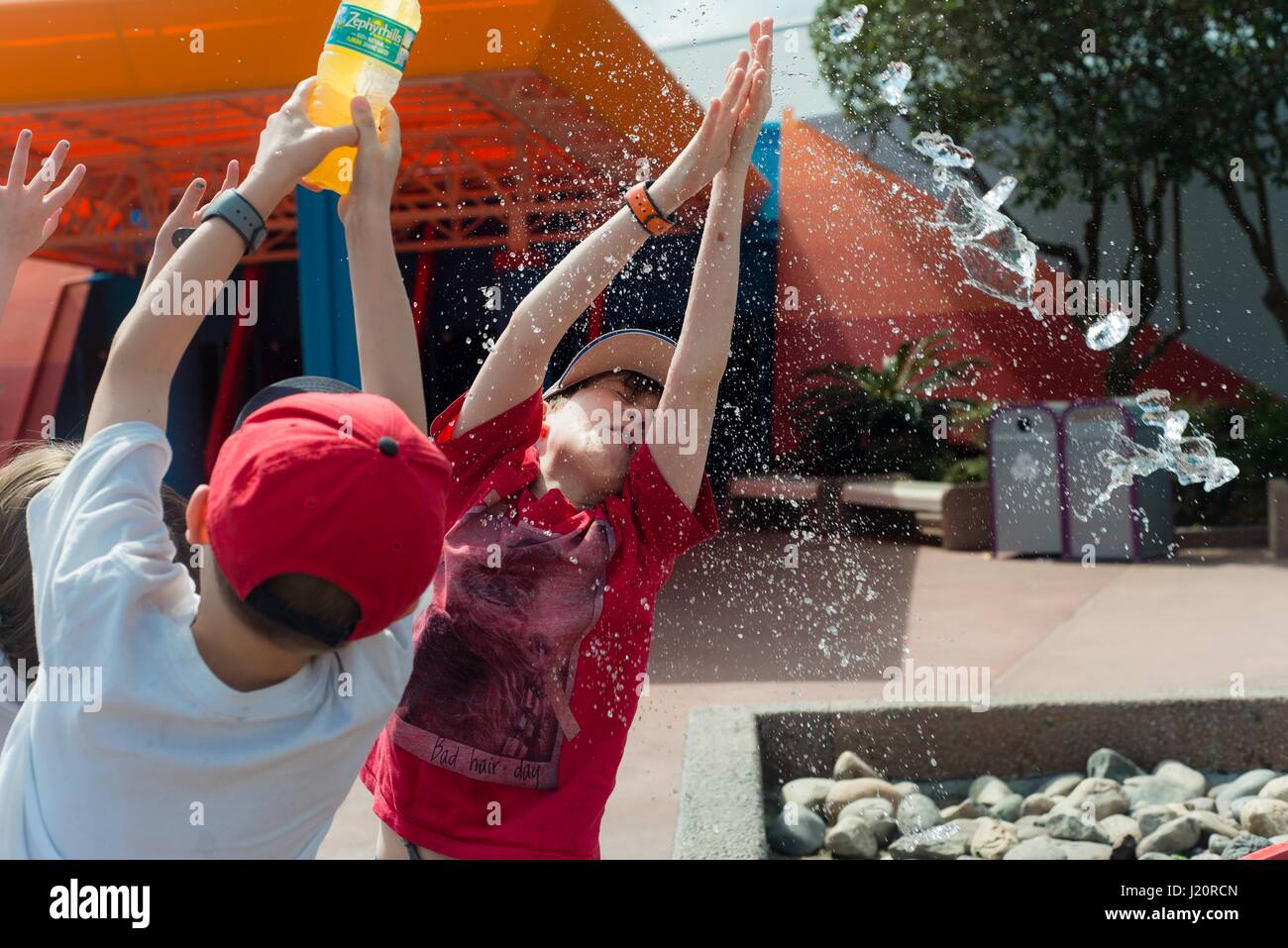 Jungs, die Spaß am Tanzen Wasser in Epcot Stockfoto