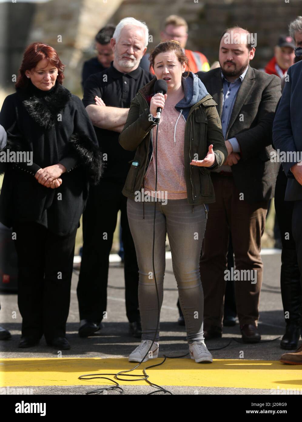 Orla Smith, Schwester von Winchman Cairan Smith, befasst sich mit die Masse während einer Kranzniederlegung Zeremonie in schwarz Sod in Co Mayo für die Crew der irischen Küstenwache Hubschrauber-Absturz Rettung 116 auf dem Hubschrauberlandeplatz im Hafen von Blacksod, als Resultate von Tauchern an Anstrengungen, die Leichen von zwei Winchmen aus dem irischen Küstenwache Hubschrauber zu finden, die in den Atlantik stürzte genommen haben letzten Monat. Stockfoto