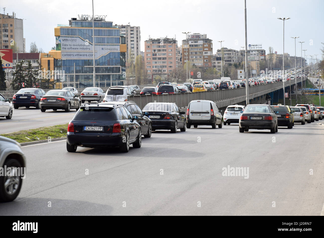 Stau während der Hauptverkehrszeit in Sofia, Bulgarien (Tsarigradsko Shose Boulevard nahe dem vierten Kilometer Square) Stockfoto