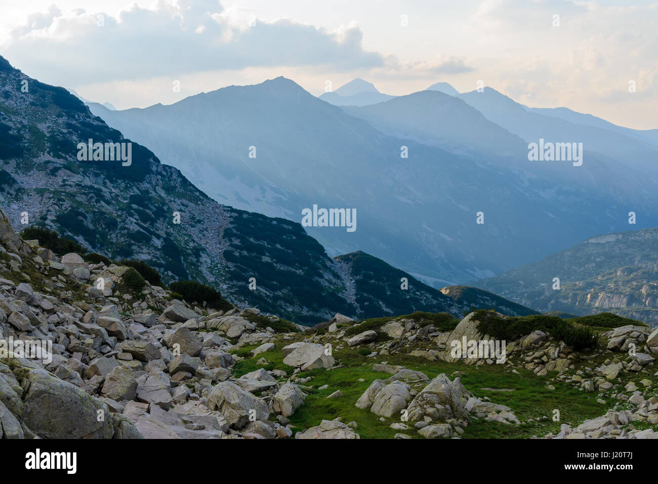 Pirin-Gebirge, Bulgarien mit Vihren und Kutelo Gipfeln im Hintergrund Stockfoto