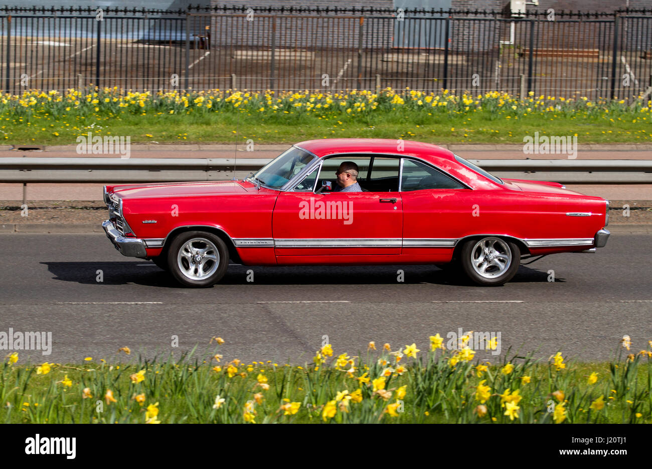 Eine amerikanische 1960 roten Ford Fairlane 500 2-türige Limousine Auto reisen entlang der Kingsway West Schnellstraße in Dundee, Großbritannien Stockfoto