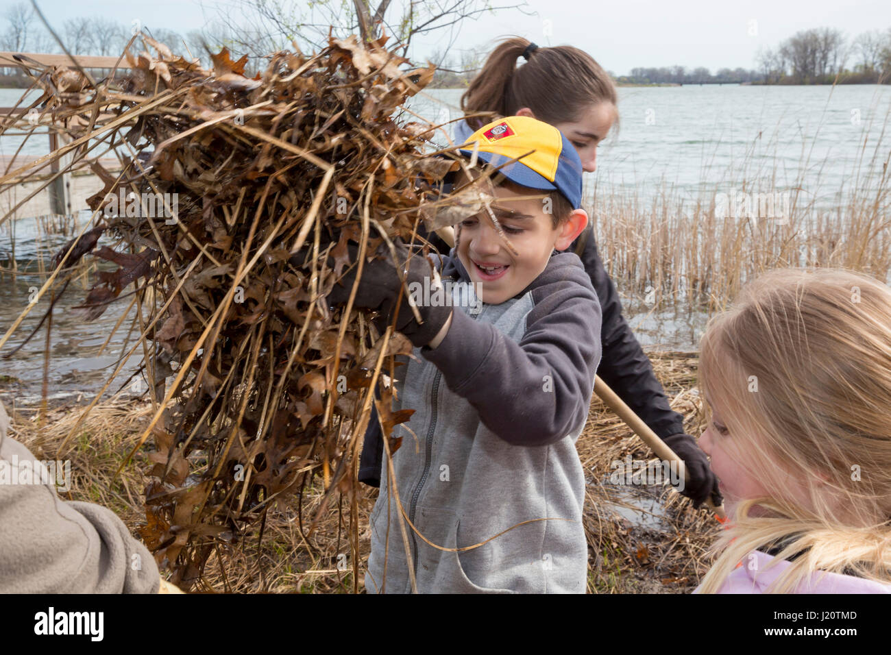 Detroit, Michigan - A Cub Scout Freiwilligen hilft sauber Belle Isle, ein State Park auf einer Insel im Detroit River. Stockfoto