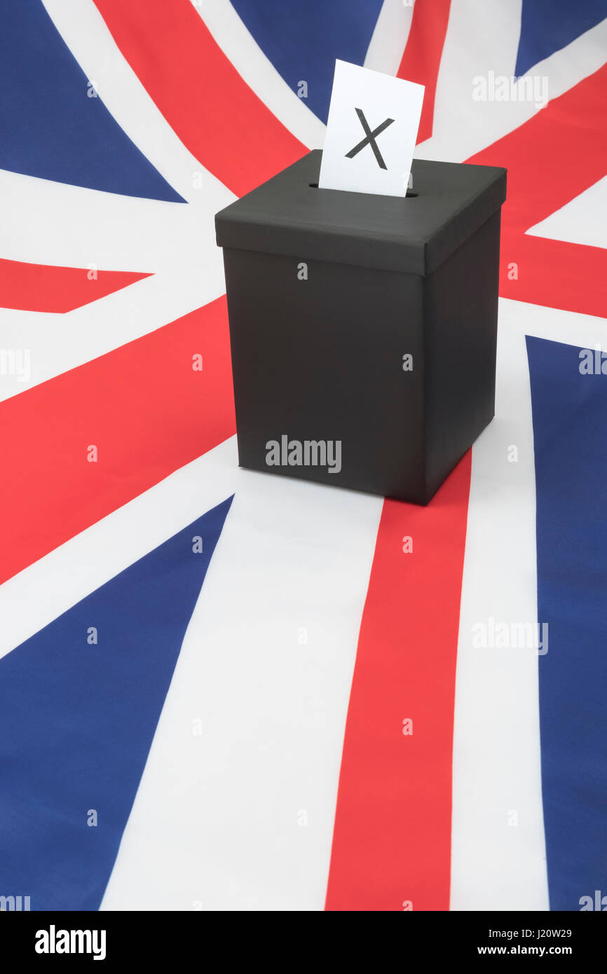 Replica schwarze Wahlbox gegen britische Flagge / Union Jack als Metapher für das Konzept der britischen Parlamentswahlen 2024 - Brexit-Wahl, Mock-Wahl. Stockfoto