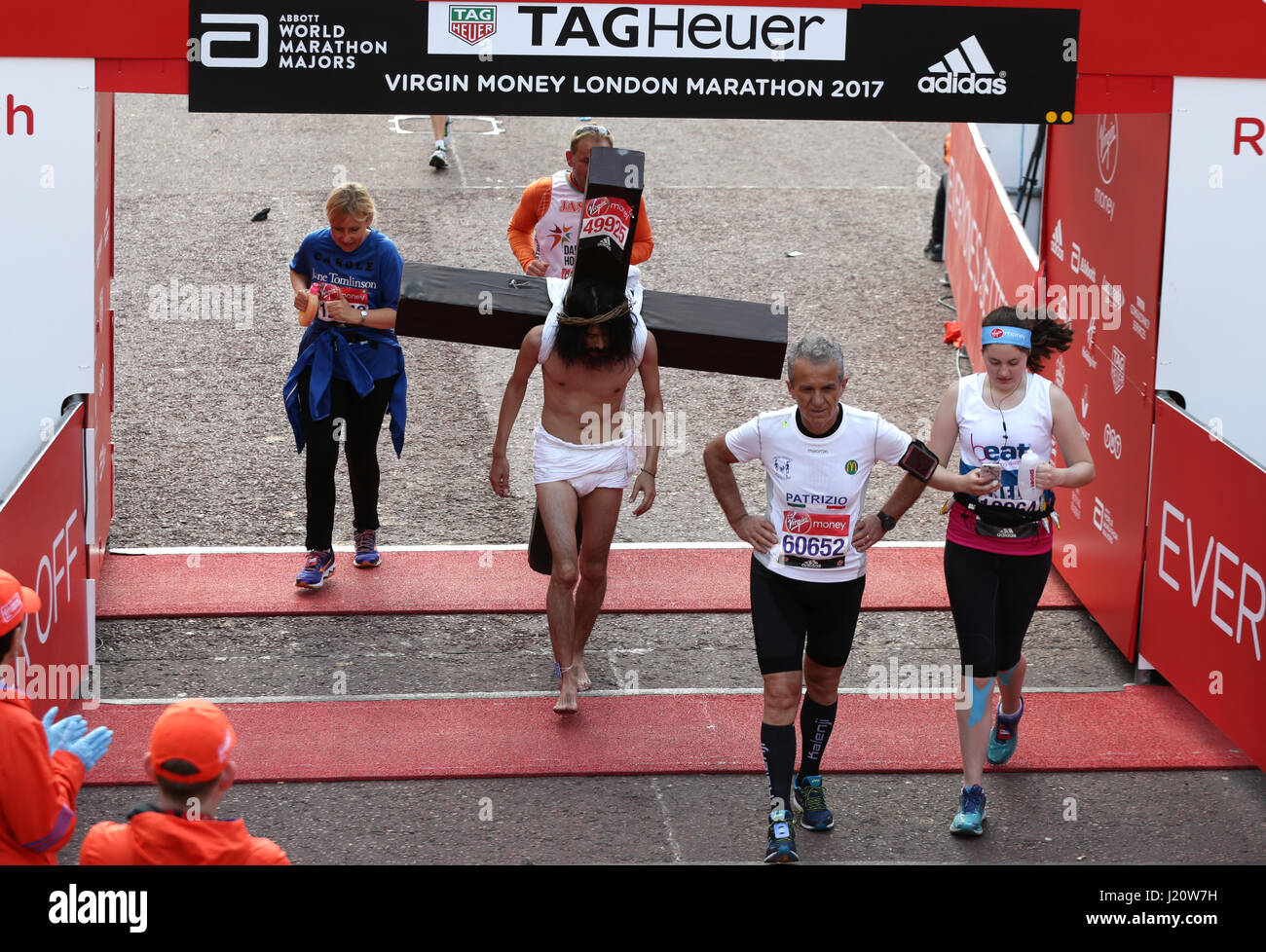 Wettbewerber vervollständigen den Jungfrau-Geld-London-Marathon, London. PRESS ASSOCIATION. Bild Datum: Sonntag, 23. April 2017. PA-Geschichte-Leichtathletik-Marathon zu sehen. Bildnachweis sollte lauten: Yui Mok/PA Wire Stockfoto