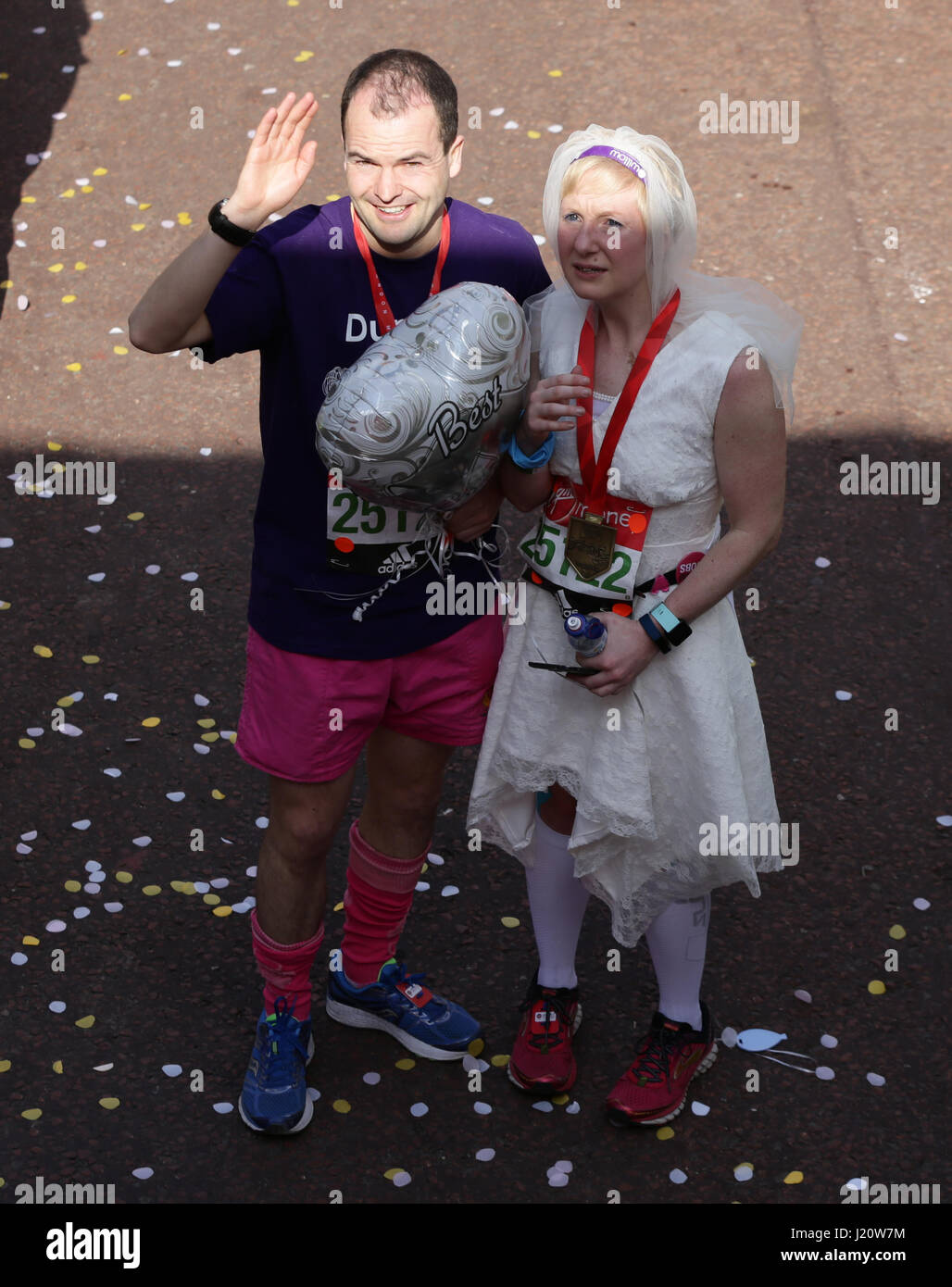 Braut und Bräutigam paar Jackie Scully und Duncan Sloan verheiratet heute Morgen feiern Abschluss der Jungfrau-Geld-London-Marathon, London. PRESS ASSOCIATION. Bild Datum: Sonntag, 23. April 2017. PA-Geschichte-Leichtathletik-Marathon zu sehen. Bildnachweis sollte lauten: Yui Mok/PA Wire Stockfoto