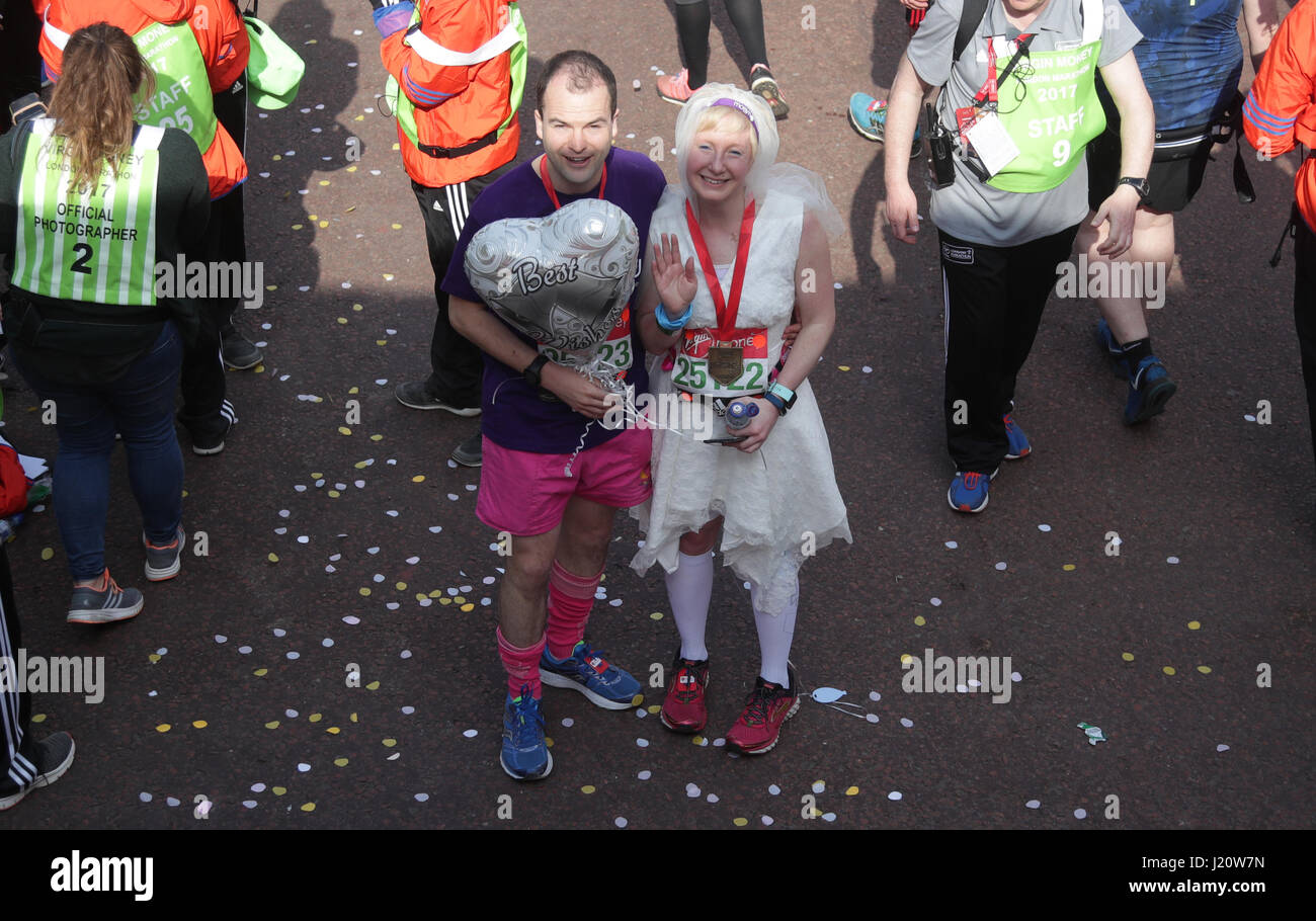 Das Brautpaar Jackie Scully und Duncan Sloan, die heute Morgen geheiratet haben, feiern den Abschluss des Virgin Money London Marathon, London. DRÜCKEN SIE ZUORDNUNG. Bilddatum: Sonntag, 23. April 2017. Siehe PA Story Leichtathletik Marathon. Das Foto sollte lauten: Yui Mok/PA Wire Stockfoto