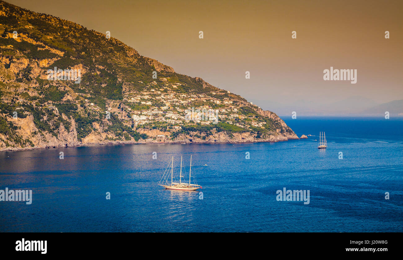 Panoramablick auf Segelyachten am Mittelmeer an der berühmten Amalfiküste in schönen goldenen Abendlicht bei Sonnenuntergang im Sommer, Kampanien, Italien Stockfoto