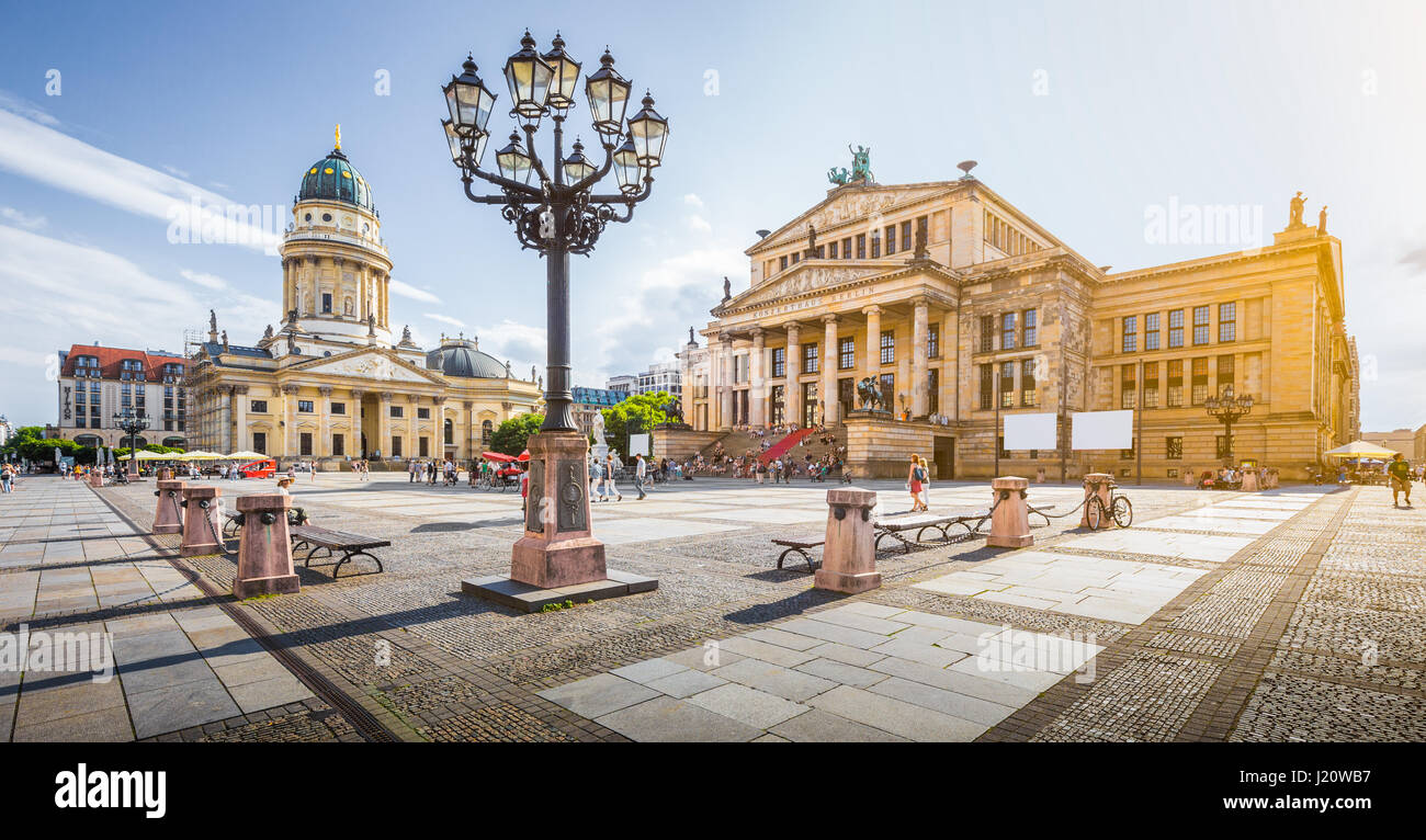 Panorama des berühmten Gendarmenmarkt quadratisch mit Konzerthaus Berlin und Deutschen Dom im goldenen Abendlicht bei Sonnenuntergang, Berlin, Deutschland Stockfoto