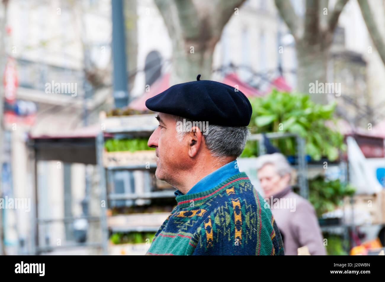Ein Franzose, trägt ein schwarzes Barett in Béziers in Südfrankreich. Stockfoto