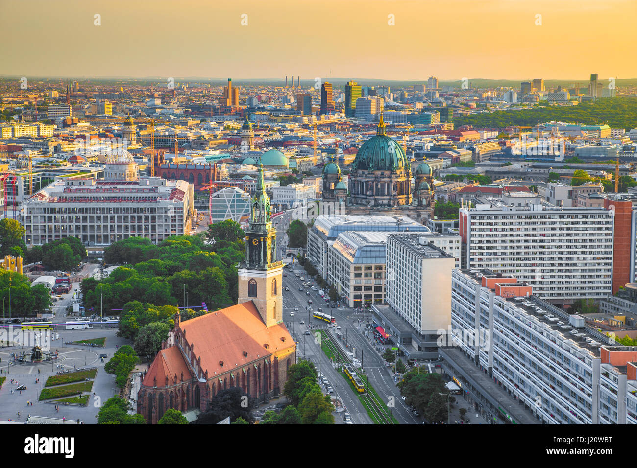 Luftaufnahme der Berliner Skyline mit Marienkirche und berühmten Berliner Dom im schönen goldenen Abendlicht mit Wolken bei Sonnenuntergang, Berlin, Deutschland Stockfoto
