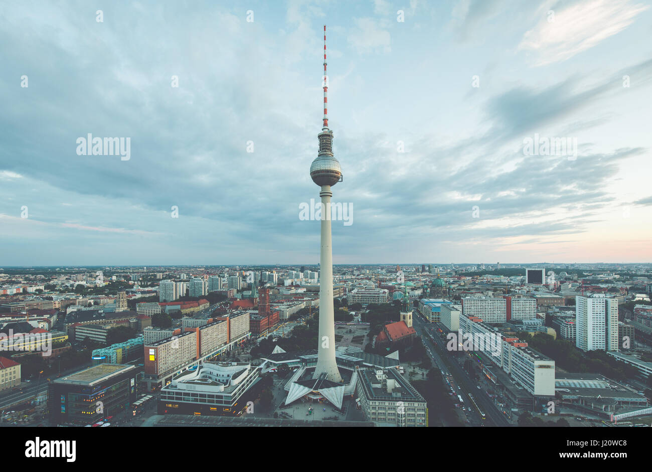 Luftaufnahme der Berliner Skyline mit berühmten Fernsehturm am Alexanderplatz und dramatische Wolkengebilde im Zwielicht während der blauen Stunde in der Abenddämmerung mit Vintage-filter Stockfoto