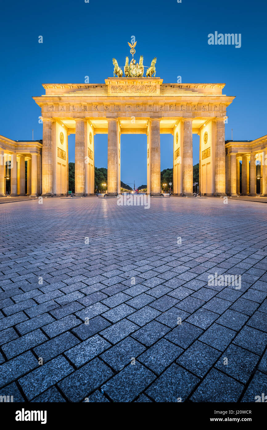 Klassische vertikale Ansicht des historischen Brandenburger Tor, Deutschlands berühmteste Wahrzeichen und ein nationales Symbol, in Post Sonnenuntergang Dämmerung in der Abenddämmerung, Berlin Stockfoto