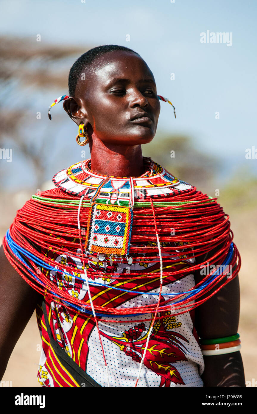 Close-up Portrait einer Samburu Massai Frau tragen traditionellen Kleidung, Dorf Samburu, Samburu, Kenia, Ostafrika Stockfoto