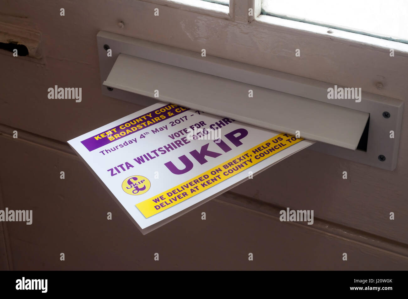 Wahl-Broschüre von rechten Flügel UKIP, UK Independence Party, geliefert in Briefkasten in Thanet. Akquisition von 2017 Kent County Council Wahlen Stockfoto