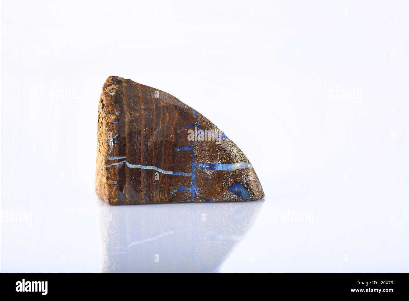 Beispiel für eine schöne Boulder Opal Speciment isoliert auf weißem Hintergrund Stockfoto