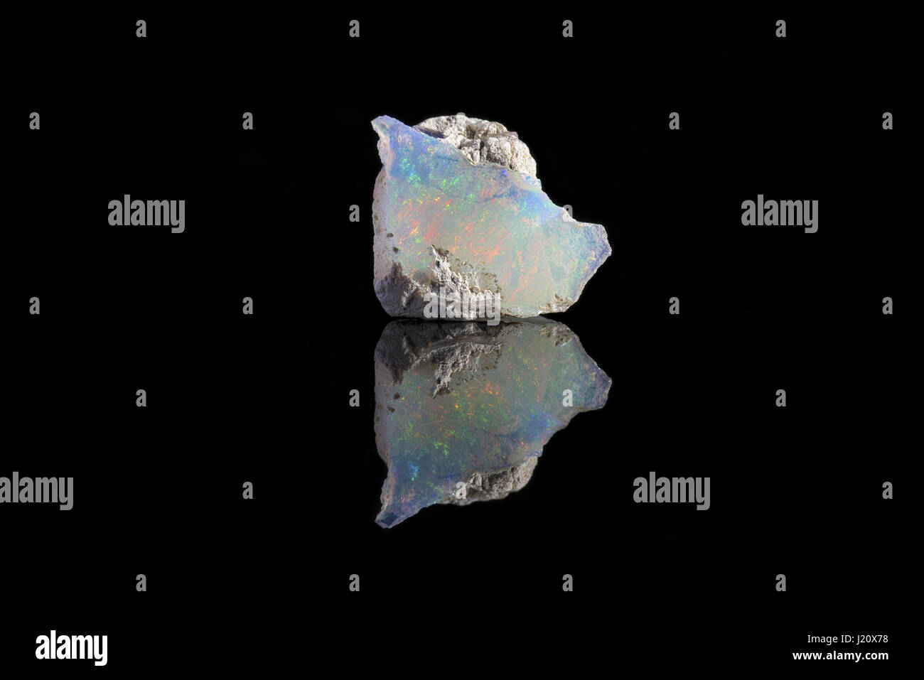 Beispiel für eine schöne Opal Speciment auf schwarzem Hintergrund isoliert Stockfoto