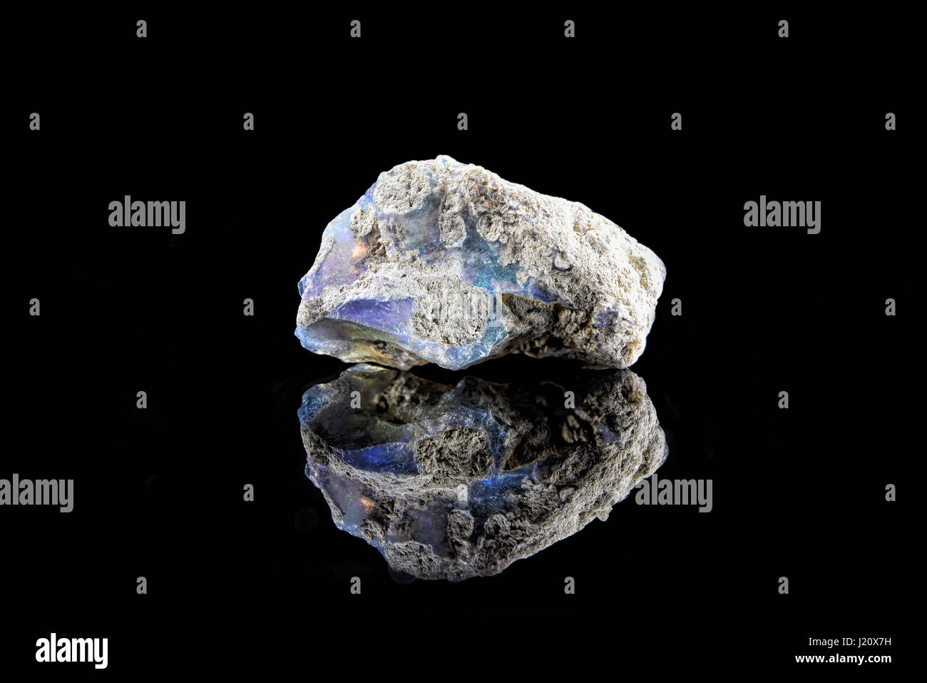 Beispiel für eine schöne Opal Speciment auf schwarzem Hintergrund isoliert Stockfoto