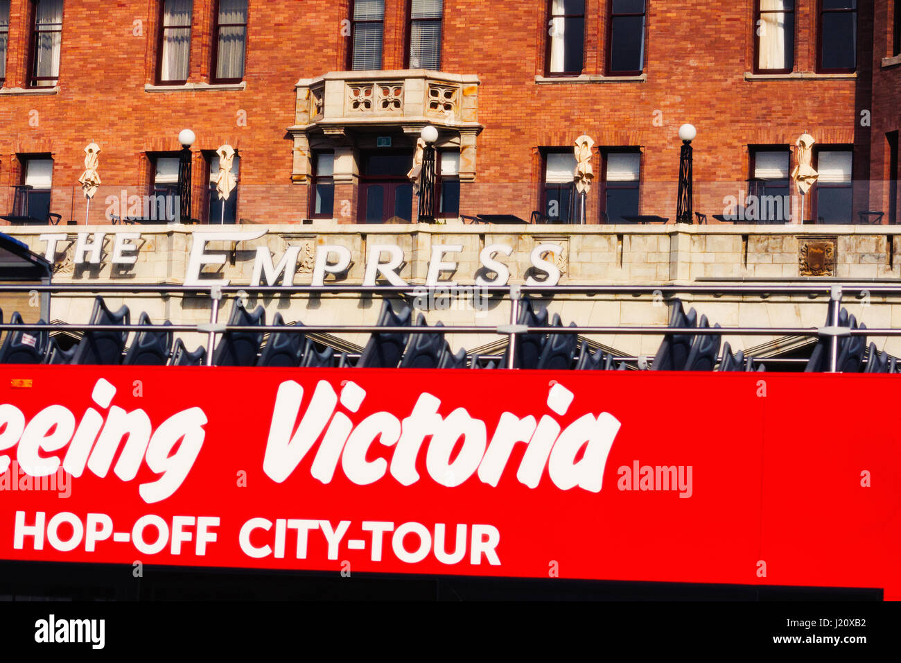 Victoria-Tour-Bus vorbei an The Empress Hotel.   Victoria BC Kanada Stockfoto