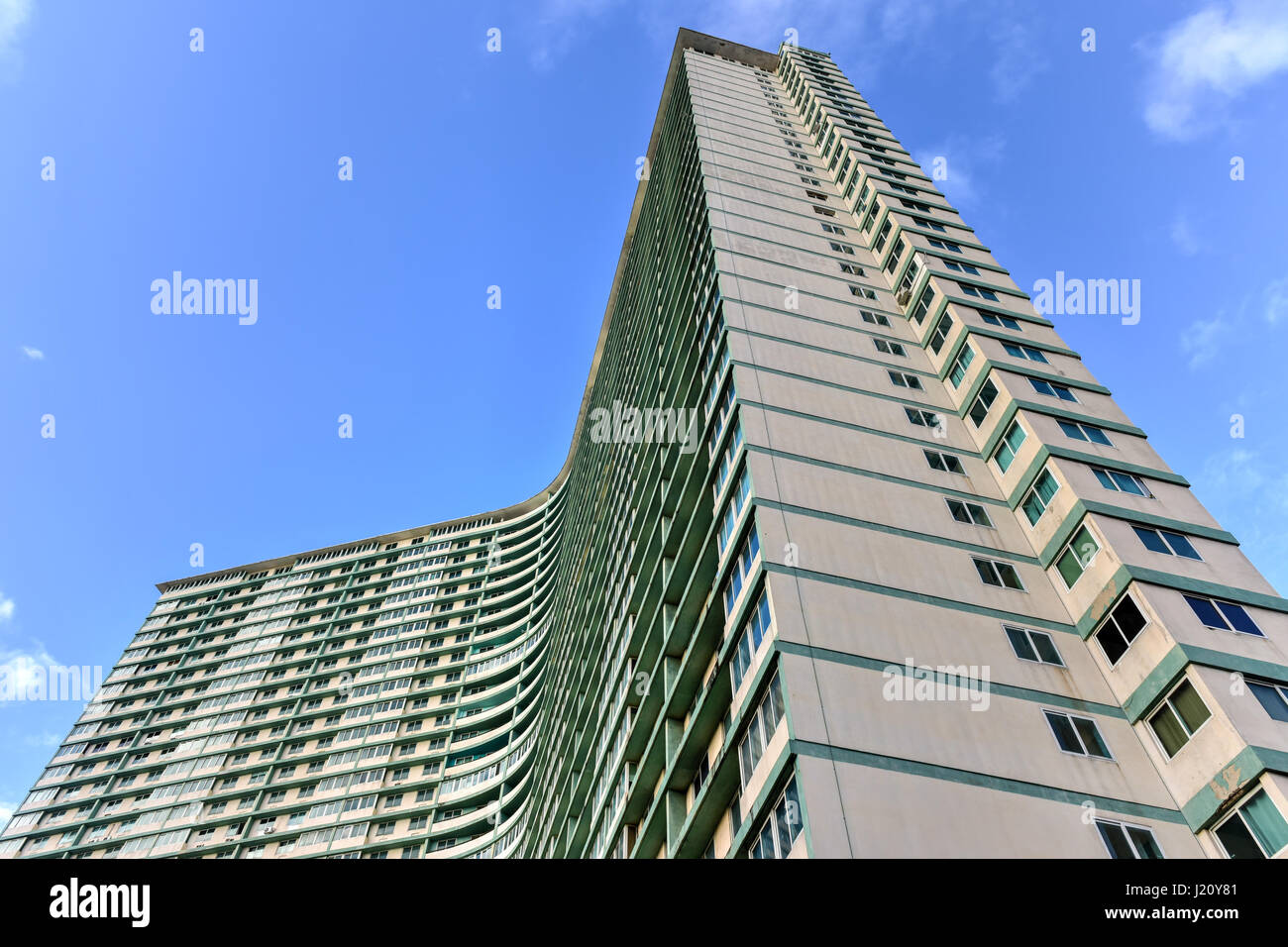 Havanna, Kuba - 15. Januar 2017: Edificio FOCSA Gebäude in Havanna, Kuba. Das FOCSA-Gebäude ist 123m hoch und zählt zu den fünf höchsten Gebäude in Kuba. Stockfoto