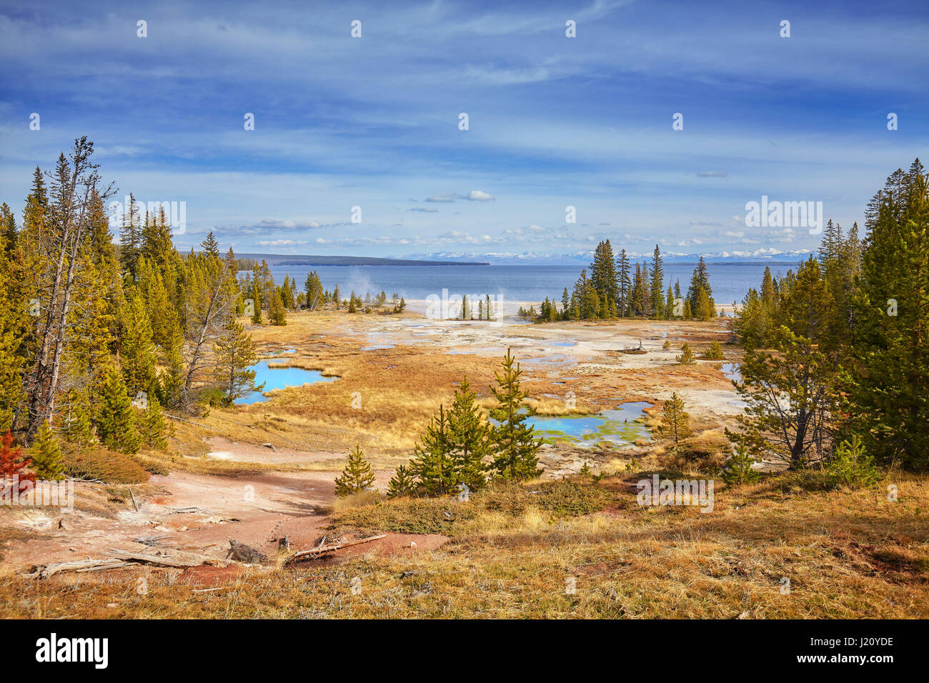 Herbstlandschaft mit heißen Quellen und Geysire im Yellowstone-Nationalpark, Wyoming, USA. Stockfoto