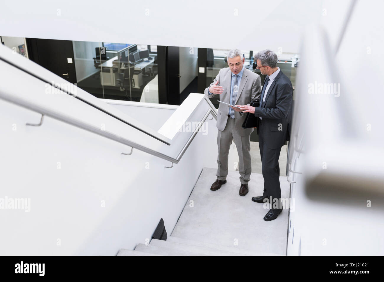 Zwei Geschäftsleute, die ein informelles Treffen mit digital-Tablette Stockfoto