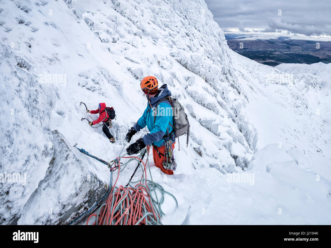 Schottland, Anoach Mor, Mann-Eisklettern im winter Stockfoto