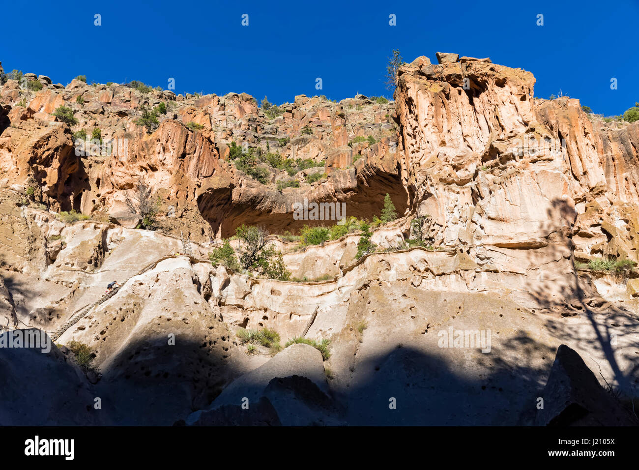 USA, New Mexico, Frijoles Canyon, Bandelier National Monument, Ruinen und rekonstruierte Kiva der Ancestral Pueblo Leute, Leiter in Richtung Alkoven Stockfoto