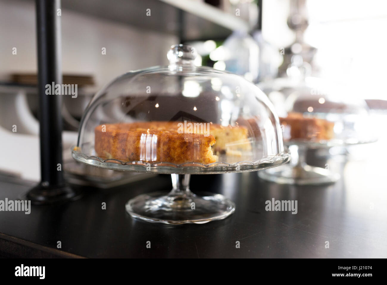 Kuchen auf Glas Etagere in einem Coffee-shop Stockfoto