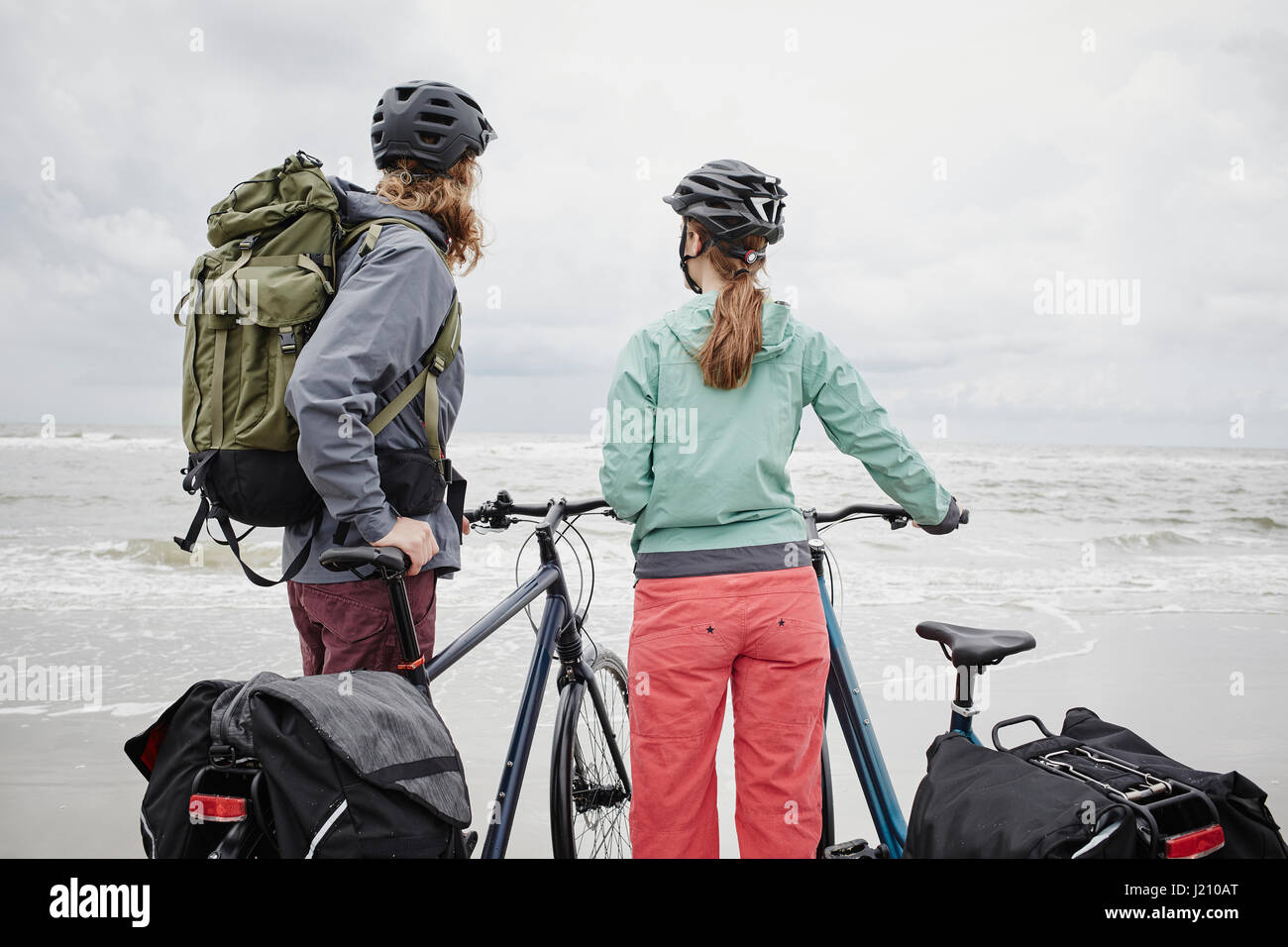 Deutschland, Schleswig-Holstein, St. Peter-Ording, paar mit Fahrrädern am Strand Stockfoto