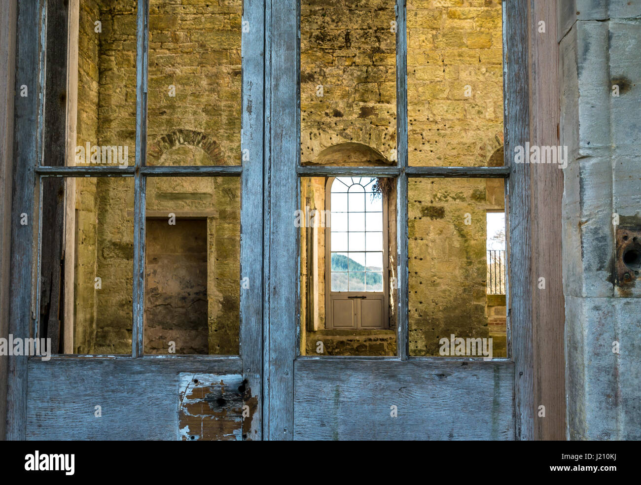 In der Nähe der faulen Türrahmen und Fensterscheiben durch leere Hülle von verbrannten Palladian Villa, Penicuik Mid Lothian House, Midlothian, Schottland, Großbritannien Stockfoto