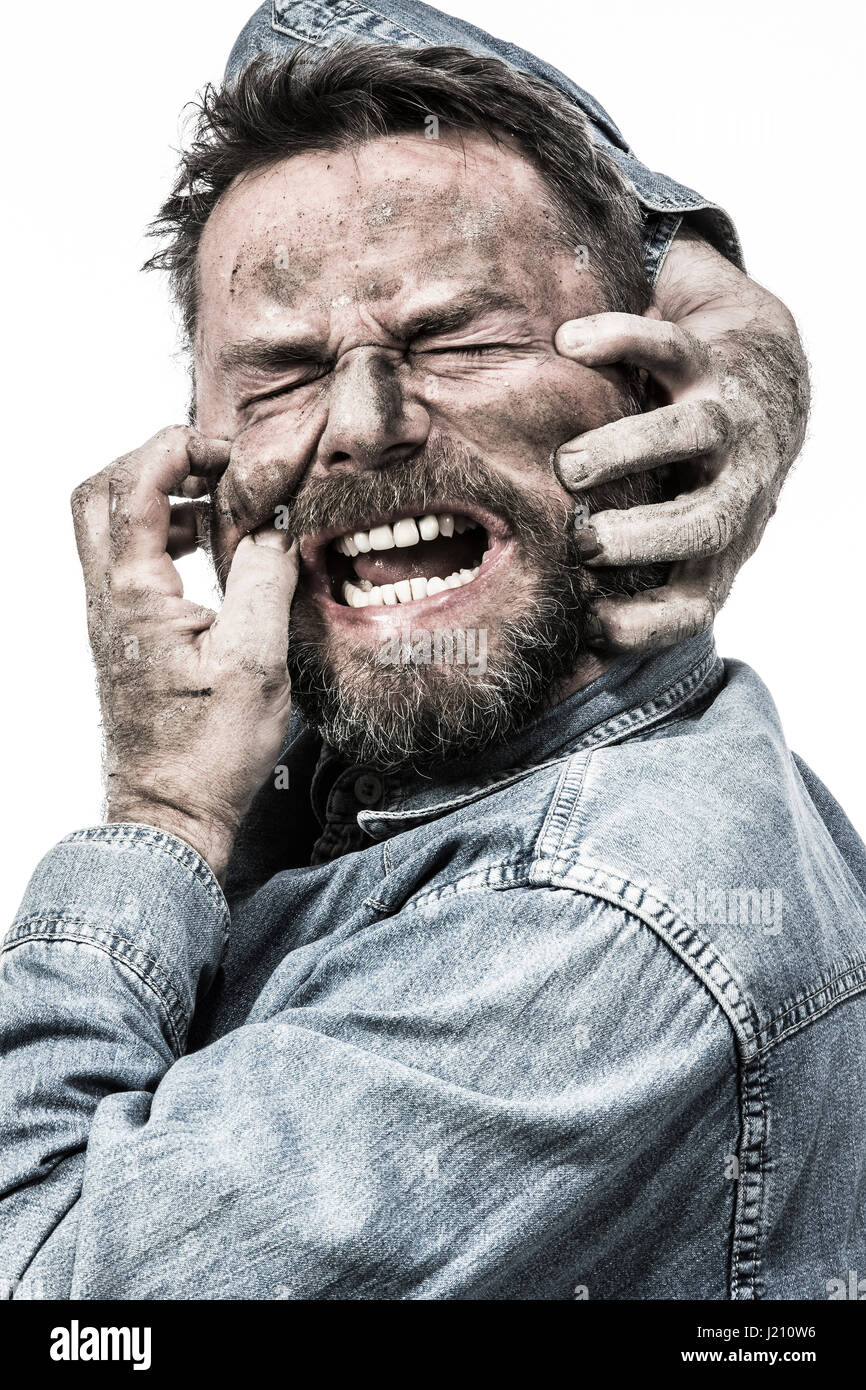 Porträt von schreienden Mann mit dreckiges Gesicht Stockfoto
