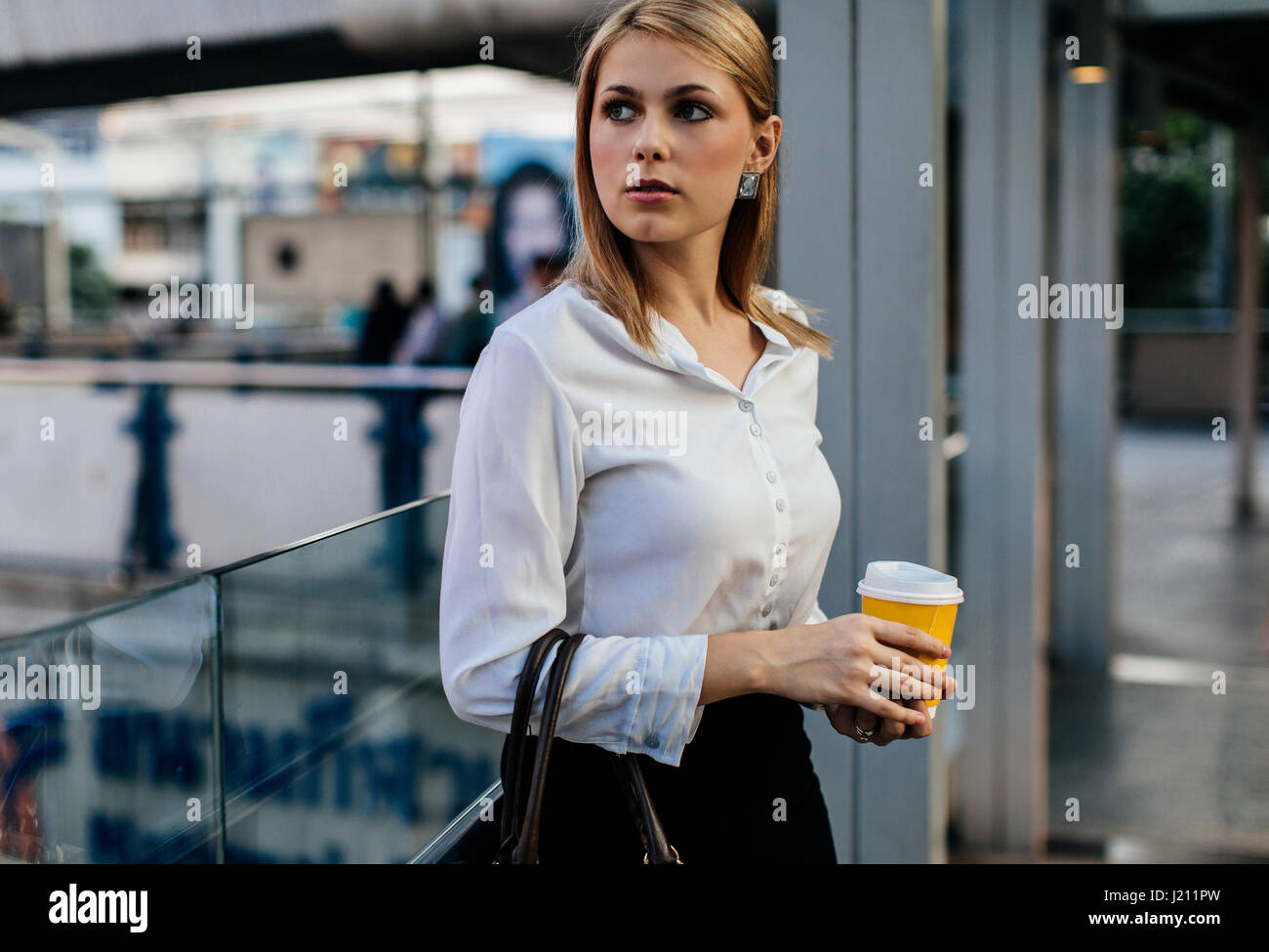 Porträt der Geschäftsfrau mit Kaffee zu gehen Stockfoto