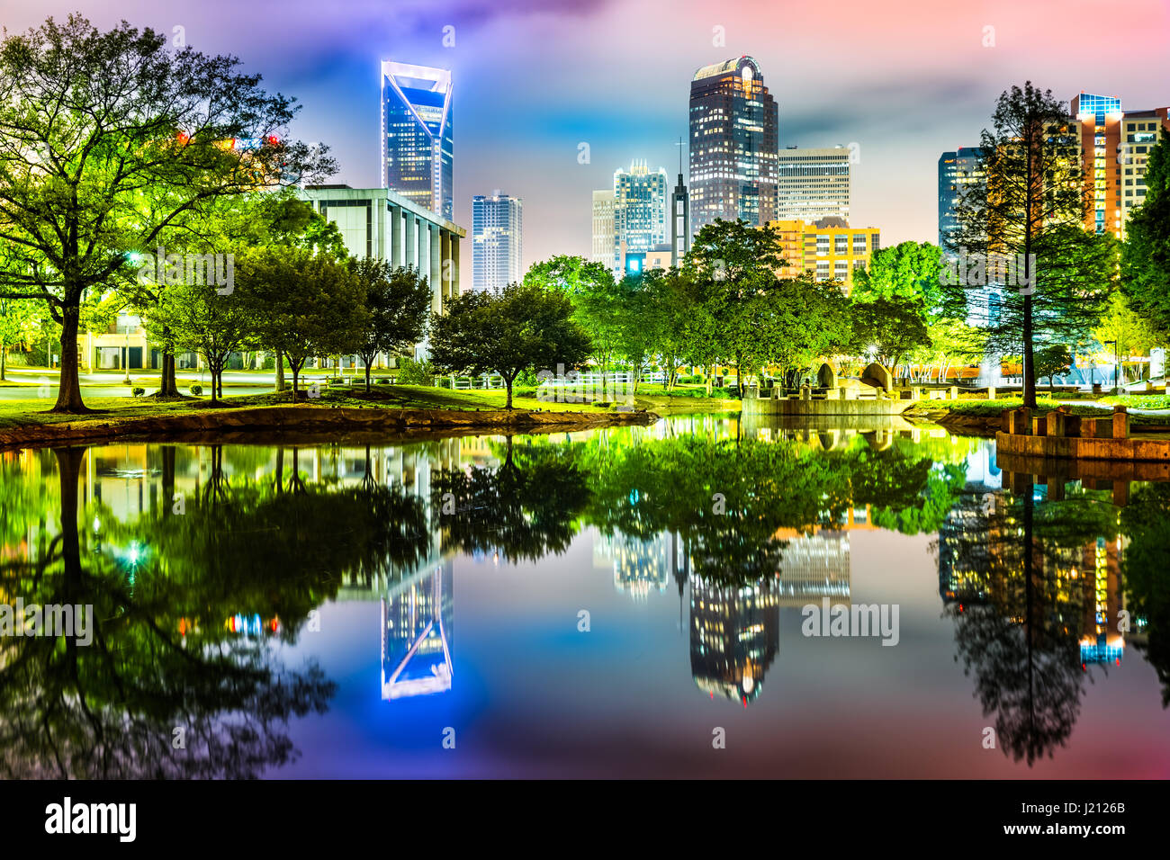 Skyline von Charlotte, NC in einer nebligen Nacht in Marshall Park Teich reflektiert. Stockfoto