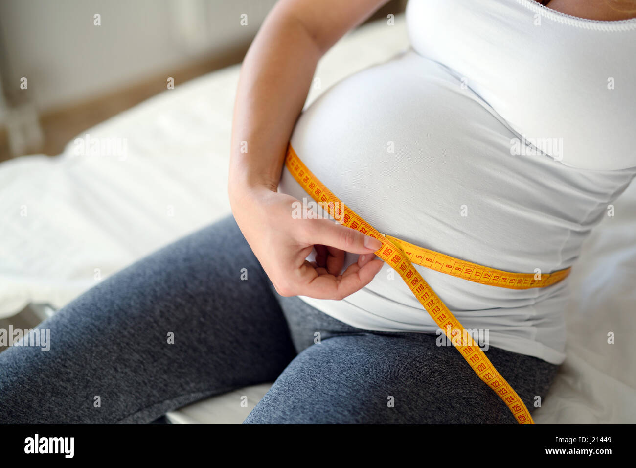 Schöne schwangere schwangere Frau Bauch Wachstum zu messen Stockfoto