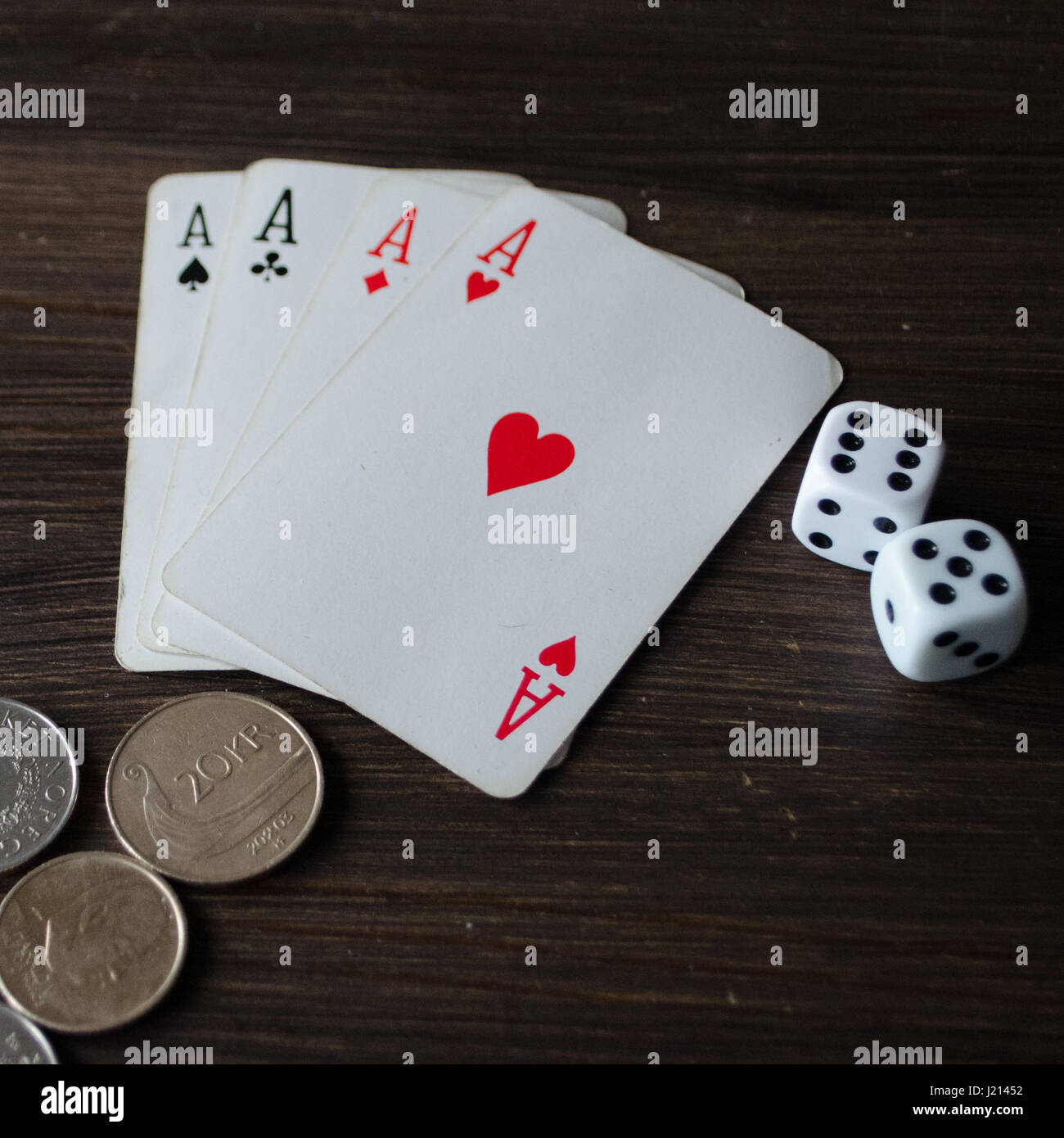 Vier Asse Spielkarte Würfel und Münzen hautnah Stockfoto