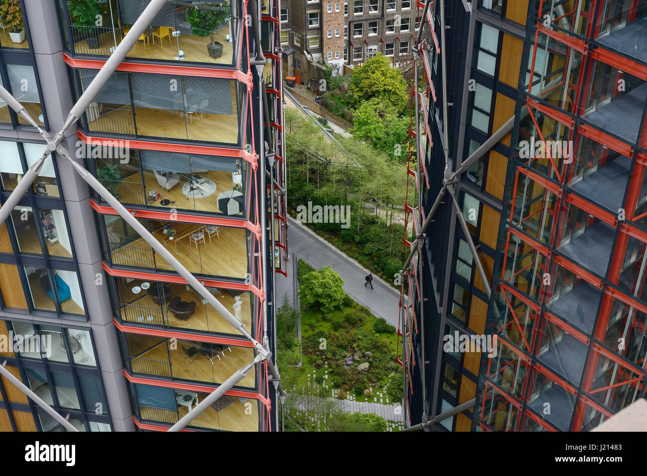 Ein Mann geht entlang einem Pfad zwischen zwei Wohnhäuser in central London UK Stockfoto