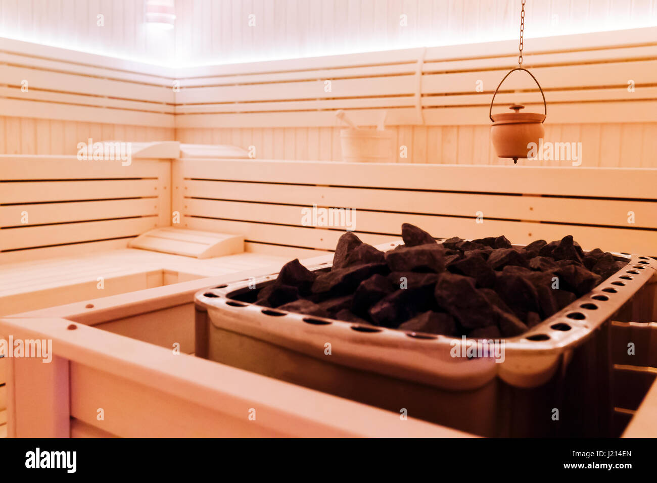 Gesunden finnische Sauna-Innenraum mit Dekoration Stockfoto