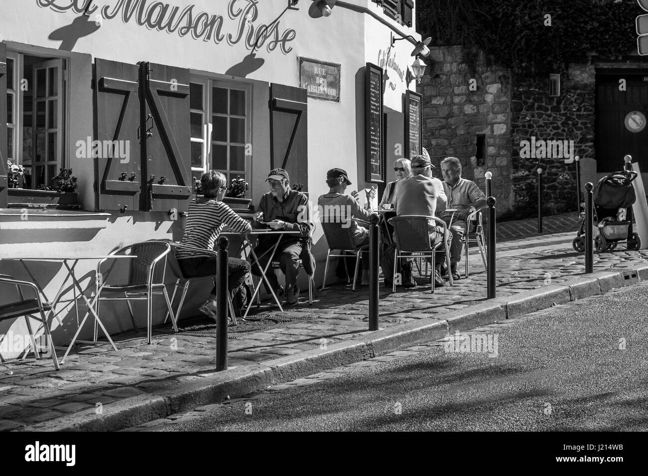Parisern und Touristen genießen Sie Mittagessen in einem Straßencafé in Paris, Frankreich Stockfoto