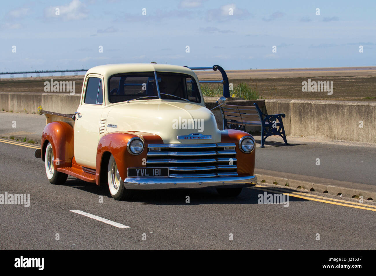 Chevrolet YVL 181 1951 Gmc Chevy II fünf Fenster cab; die Autos aus dem Gawsworth Hall Veteran Oldtimer Rallye im Victoria Park, Southport, Merseyside, UK Stockfoto