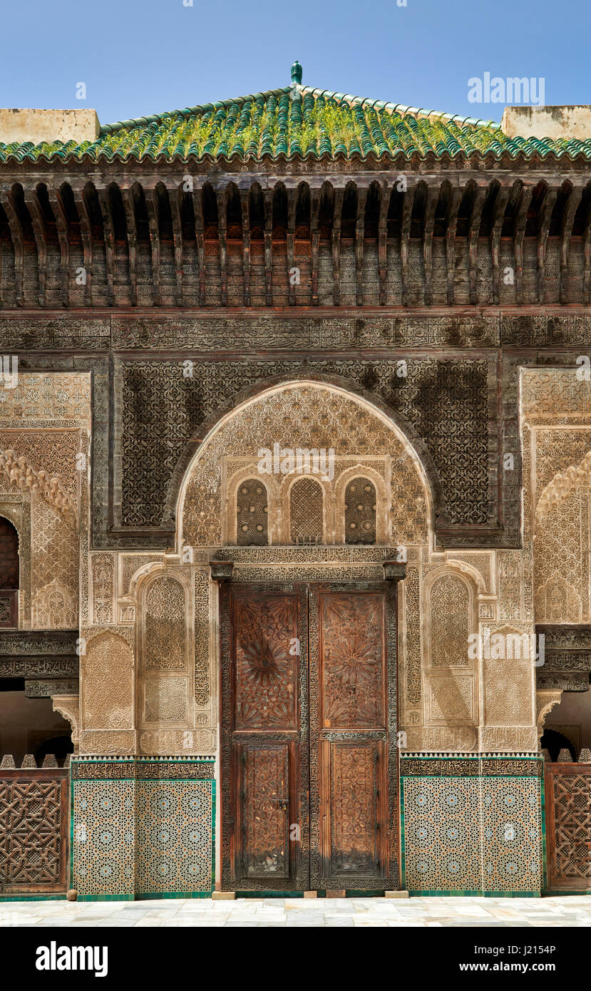 Innenhof mit islamischen Architektur der Bou Inania Madrasa, verziert, carving auf den verputzten Wänden und Holzarbeiten, Medina von Fes, Marokko Stockfoto