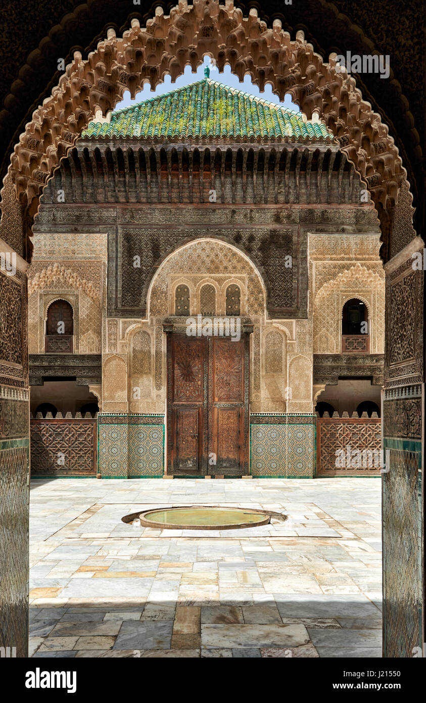 Innenhof mit islamischen Architektur der Bou Inania Madrasa, verziert, carving auf den verputzten Wänden und Holzarbeiten, Medina von Fes, Marokko Stockfoto