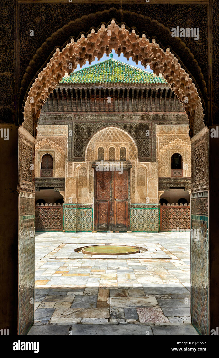 Innenhof mit islamischen Architektur der Bou Inania Madrasa, verziert, carving auf den verputzten Wänden und Holzarbeiten, Medina von Fes, Marokko Stockfoto