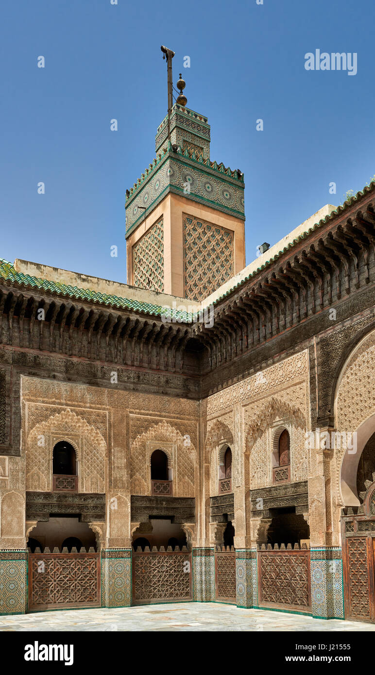 Innenhof mit islamischen Architektur der Bou Inania Madrasa, verziert, carving auf den verputzten Wänden und Holzarbeiten, Medina von Fes, Marokko Stockfoto