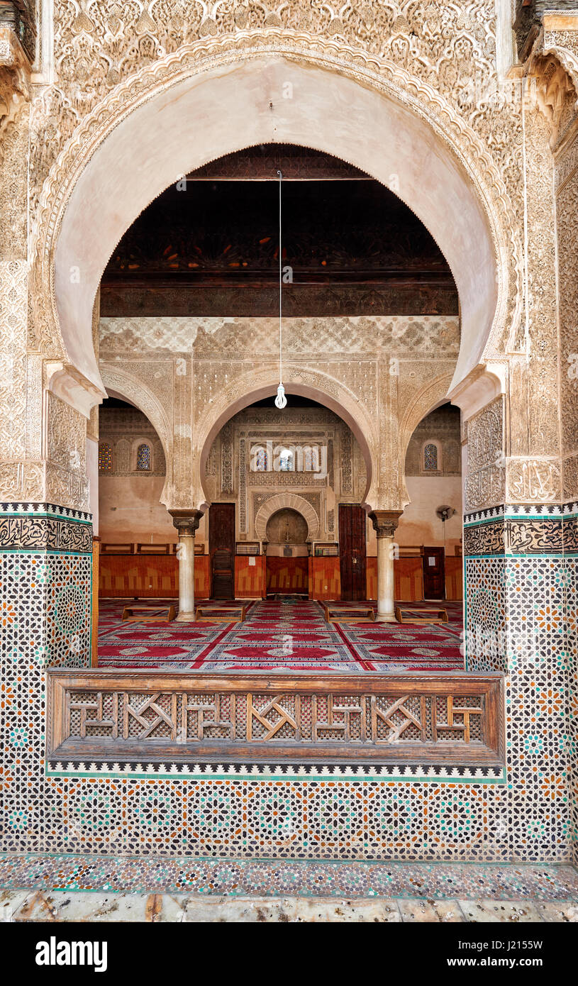 Innenhof mit islamischen Architektur der Bou Inania Madrasa, verziert, carving auf den verputzten Wänden und Holzarbeiten, Medina von Fes, Marokko Stockfoto