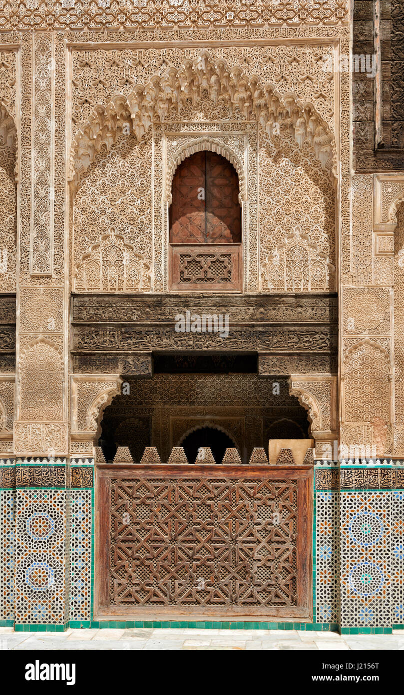 Innenhof mit islamischen Architektur der Bou Inania Madrasa, verziert, carving auf den verputzten Wänden und Holzarbeiten, Medina von Fes, Marokko Stockfoto