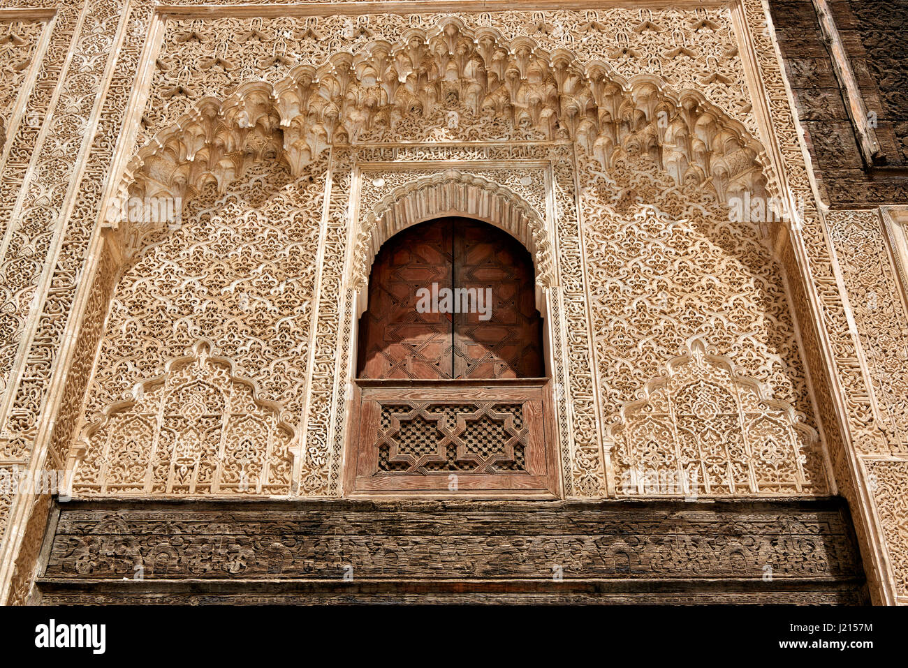 Innenhof mit islamischen Architektur der Bou Inania Madrasa, verziert, carving auf den verputzten Wänden und Holzarbeiten, Medina von Fes, Marokko Stockfoto